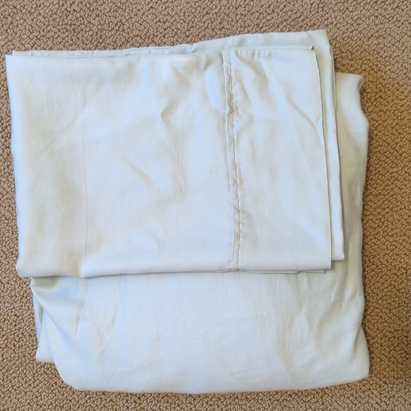 Queen Bedsheet with 2 Pillow Cases - Picture 1 of 3